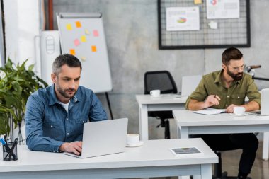 Menghadirkan Keheningan dalam Alur Sehari-hari